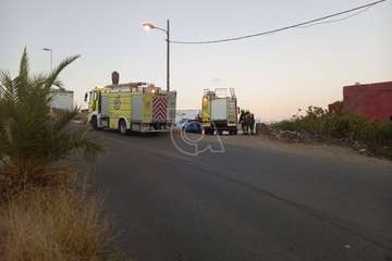 Las llamas queman un viejo inmueble abandonado en unos terrenos de El Caracol (Telde)/TA.